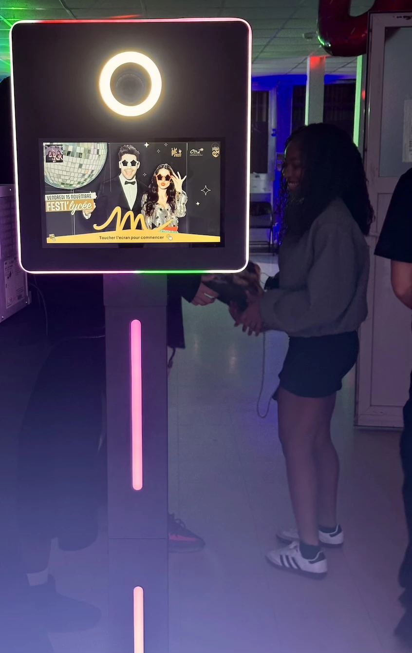 location photobooth soirée , photobooth ados , animation événementielle , french wingz photobooth , soirée centre ados , location photobooth mora